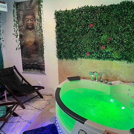 Maison Prestige Le Donjon Des Plaisirs Jacuzzi Montluel Buitenkant foto