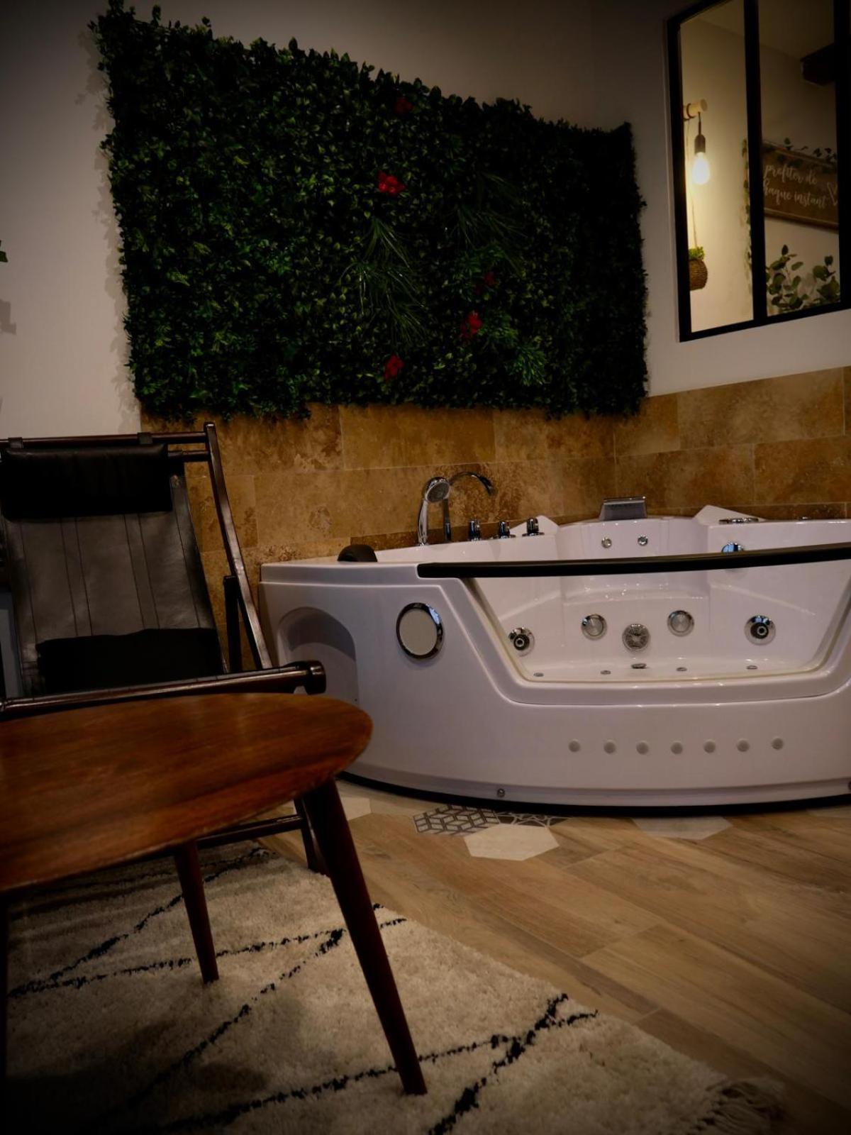 Maison Prestige Le Donjon Des Plaisirs Jacuzzi Montluel Buitenkant foto