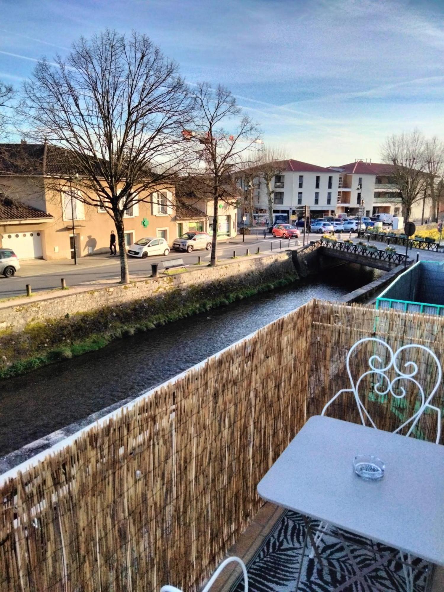 Maison Prestige Le Donjon Des Plaisirs Jacuzzi Montluel Buitenkant foto