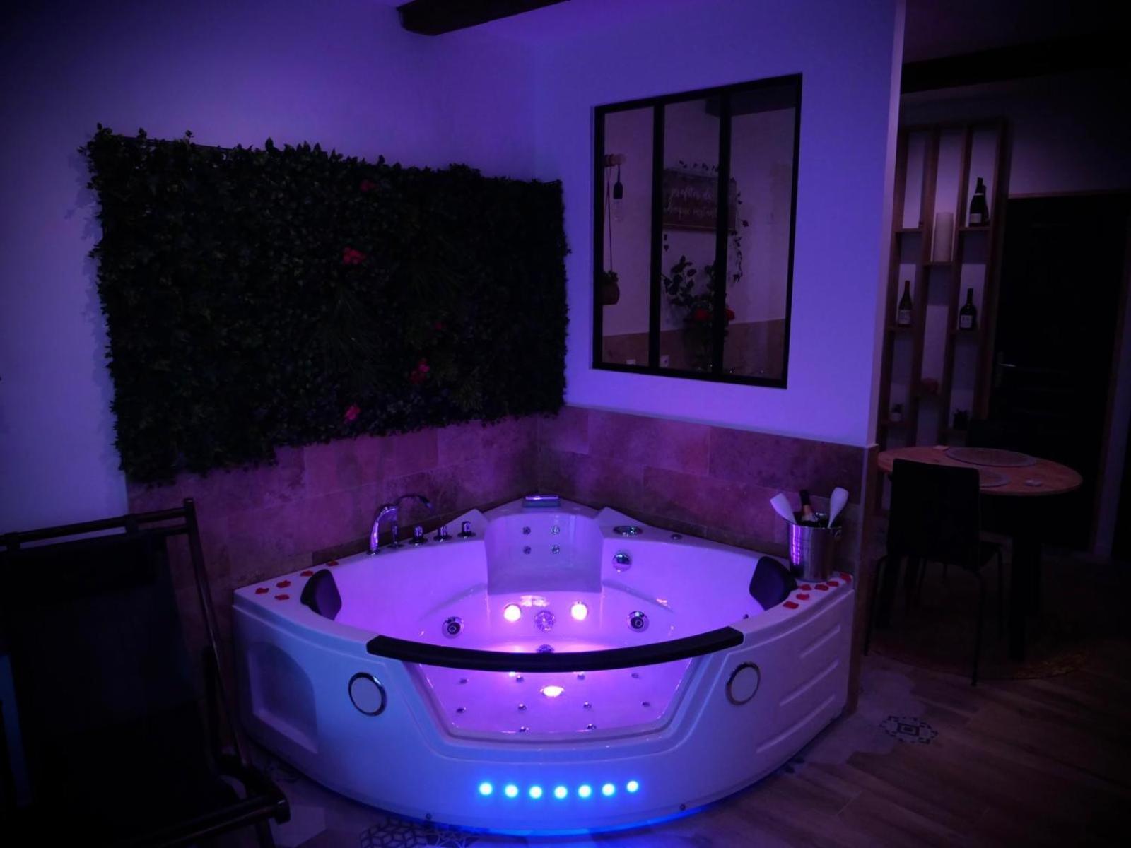 Maison Prestige Le Donjon Des Plaisirs Jacuzzi Montluel Buitenkant foto