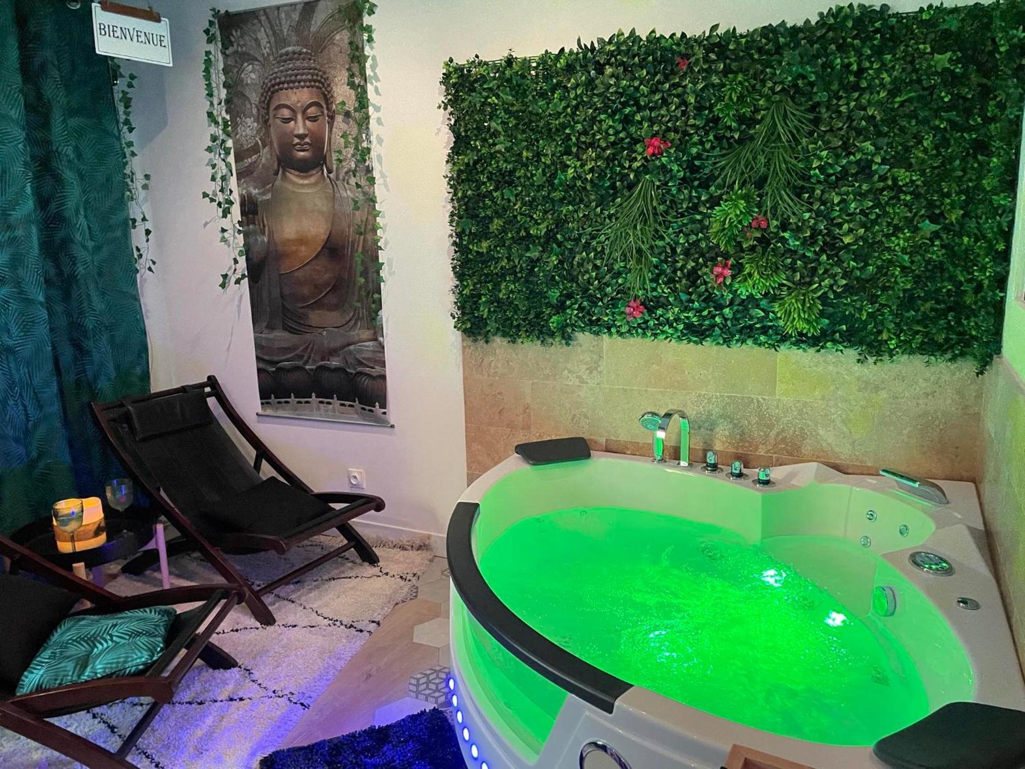 Maison Prestige Le Donjon Des Plaisirs Jacuzzi Montluel Buitenkant foto